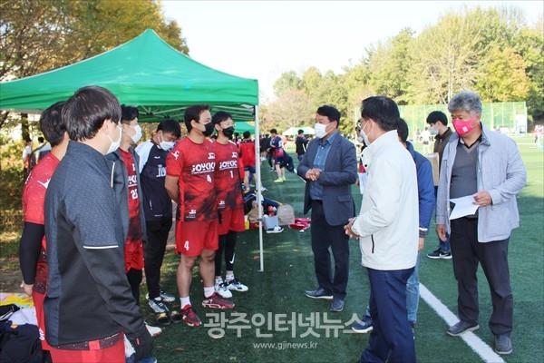 김삼호 광산구청장이 참가 선수들을 격려하고 있다.