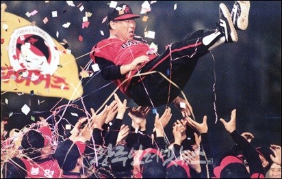 해태 타이거즈 선수들이 1996년 현대 유니콘스와의 잠실야구장에서 열린 한국시리즈 6차전에서  5:2로 승리하며 시리즈 전적 4 대 2로  V8의 위업을 달성한 후 김응용 감독을 헹가래치고 있다.