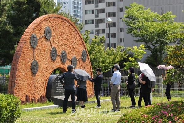 5‧18 자유공원에 도착해 홍세현 회원으로부터 들불열사와 들불열사기념탑에 대한 설명을 듣는 PCK순례단 모습.