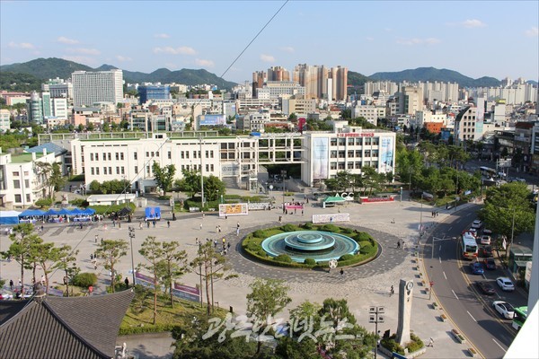 '전일빌딩 245'에서 내려다본 5‧18민주광장과 분수대, 옛 전남도청 모습.