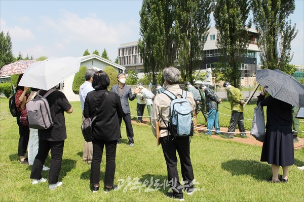 시민들이 계엄군의 포승줄에 묶여 끌려가는 모형물 앞에서 홍세현 회원이 상황 설명을 하고 있다.