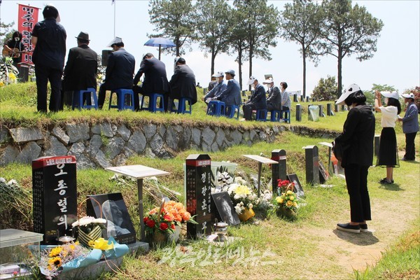 오종렬 상임대표, 정광훈 의장 그 옆에 있는 김남주 시인의 묘소에 참배하는 모습.