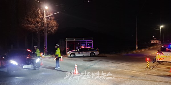 광산경찰서 교통안전계 경찰관들이 시골 지역 한적한 도로에서 음주운전 단속을 하고 있다. (사진 제공 : 광산경찰서 교통안전계)