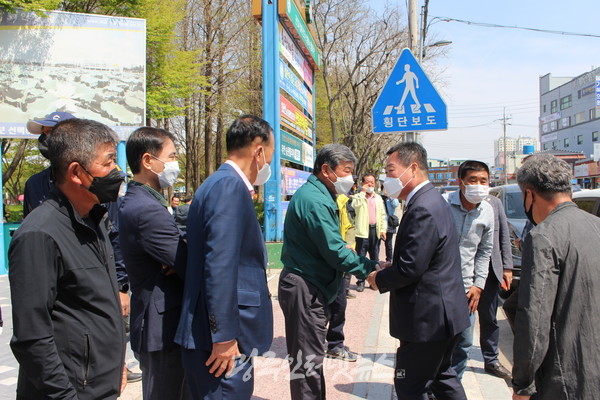 김산 무안군수 출마 선언 기자회견 후 선거사무소 앞에서 횡단보도를 건너 불무공원에 들어서면서 지지자들과 인사를 나누고 있다.