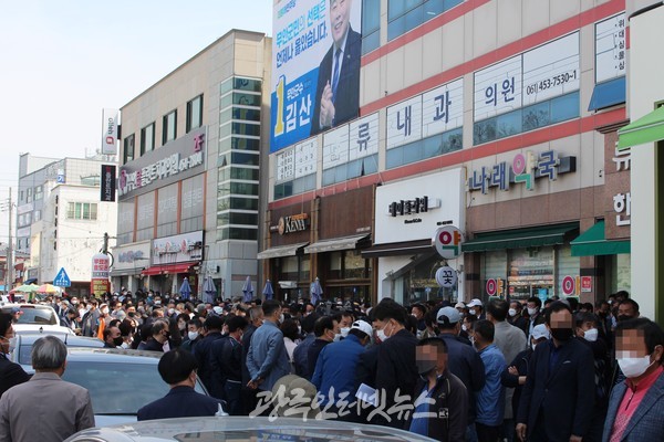 무안군 무안읍 성내리 교보생명 빌딩 김산 무안군수 예비후보 선거사무소 앞에 운집한 무안군민들. (자료 사진)