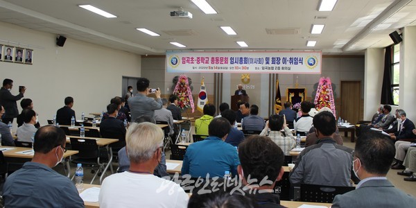 임곡초등학교 22회 졸업생이자 임곡중학교 은사인 오병채 광주광역시 노인회장이 격려사를 하고 있다.