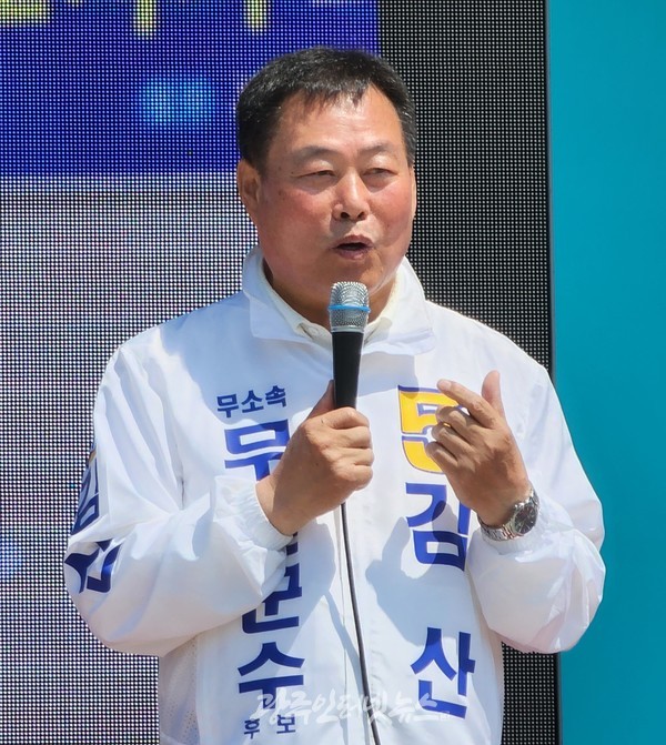 21일 '일로 장날' 유세를 하는 김산 무안군수. 