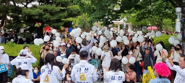 무안청백전, 무소속을 상징하는 백색 풍선을 들고 김산 무안군수 후보의 무안읍 불무공원 유세 몰려든 무안군민들 모습.