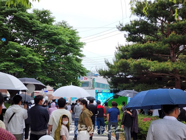 우산을 쓰고 김산 무안군수 후보의 불무공원 유세장으로 모여드는 무안군민들.
