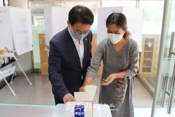 광주 광산구갑 이용빈 국회의원(왼쪽)이 부인 김미령 여사와 함께 어룡동 제2투표소(선운중학교)에서 투표함에 투표용지를 넣고 있다. 