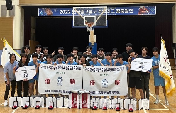 강원도 양구에서 열린 2022 한국중·고농구 주말리그 왕중왕전 동반 우승을 차지한 광주 수피아여중과 수피아여고 농구팀이 함께 기념 촬영을 하고 있다.