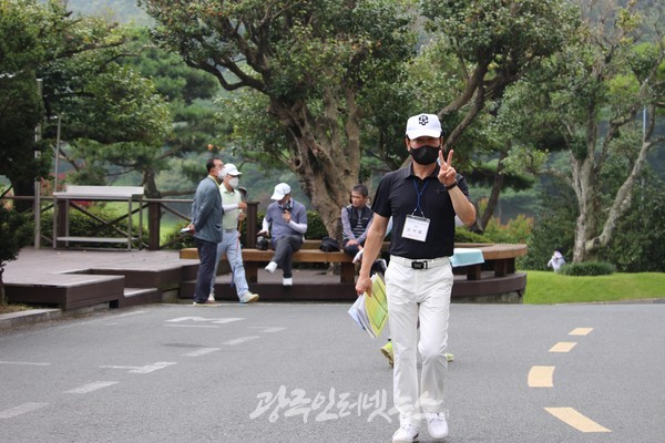 제5회 대동포럼의장배 골프대회에서 대회 진행을 위해 분주히 움직이던 김의철 총괄위원장이 카메라를 보자 손을 들어 V자를 그리며 걸어오는 센스를 보이고 있다.