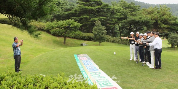 제5회 대동포럼의장배 골프대회에서 티샷 전 기념 촬영을 하는 모습. 김성식 운영위원장이 촬영하고 있다.