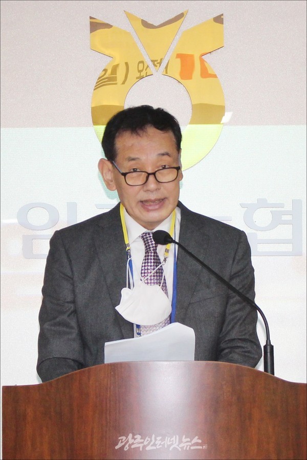 임곡초중학교 총동문회 김태수 회장의 내빈 소개 모습.