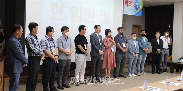 임곡초중학교 총동문회 2022년도 제2차 이사회 안건 처리 후 집행부 소개 모습.