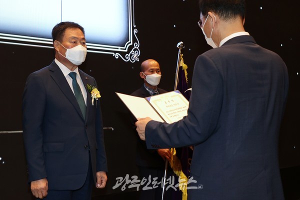국토교통부에서 주관하는 제2회 디지털 지적의 날 행사에서 김산 무안군수(왼쪽)가 지적 재조사사업 활성화에 기여한 공로를 인정받아 대통령 기관 표창을 수상하고 있다.