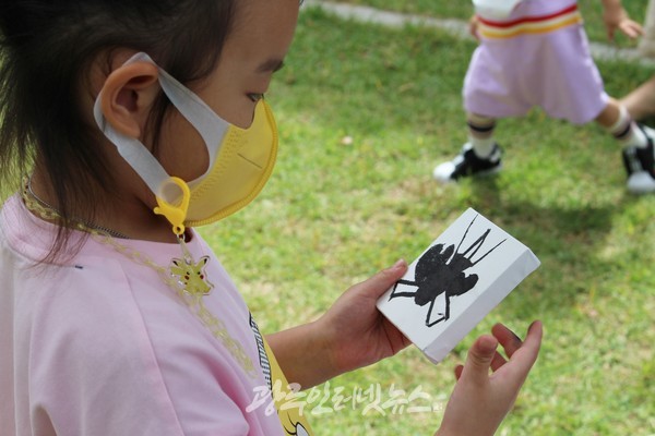 –고봉 기대승 서세 450주년 기념 특별 프로그램- 「달 뜨는, 달-크닉」 행사 중 기하은 어린이(6세)가 자신이 그린 그림을 물끄러미 내려다보고 있다.