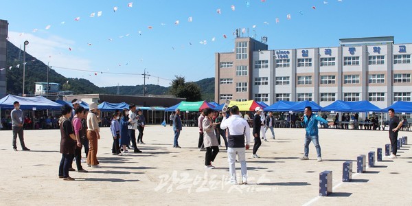 「제6회 임곡 백우축제」 중 명랑운동회 오징어 게임 진행 모습.