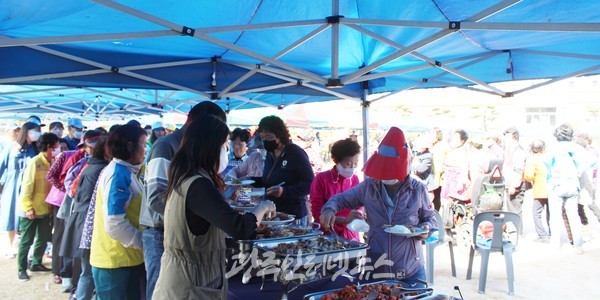 「제6회 임곡 백우축제」 점심을 들기 위해 장사진을 이룬 모습.