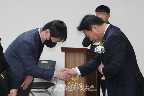 농협 제52기 정기총회에서 기재만 조합장이 김호석 과장에게 우수직원 표창을 한 후 축하 악수를 나누고 있다.