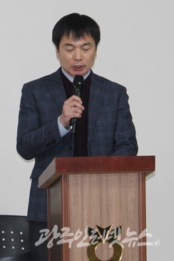 전차회의록을 낭독하는 김호석 과장.