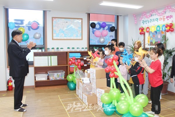 이영만 (주)고속철강 회장이 광산누리지역아동센터 어린이들에게 푸짐한 선물과 함께 격려의 말을 하고 있다.