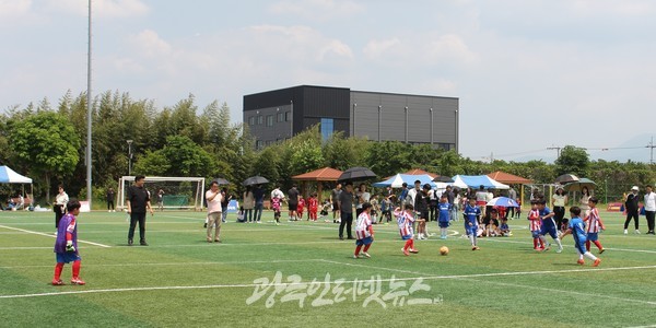 ‘2023 광산구 I – LEAGUE’ U-10세 경기 중 중원에서 공방전을 펼치고 있다.
