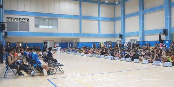 수완 문화체육센터에서 열린 「2023 전국 외국인 노동자 배구대회 및 광주 시민서포터즈배(남‧여) 배구대회」 개회식 모습.