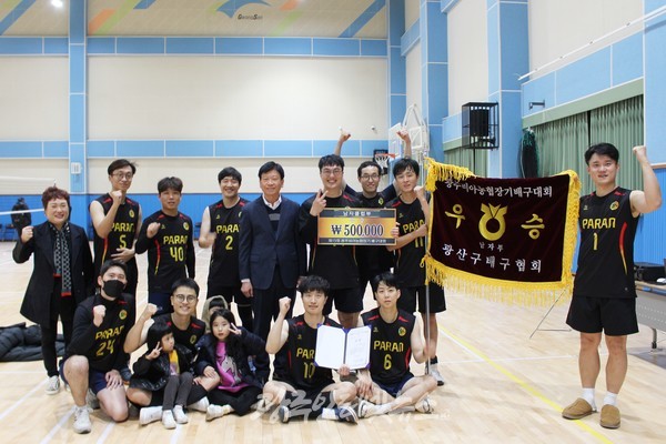 「제14회 광주비아농협조합장기 배구대회」 남자클럽부 우승을 차지한 파란클럽 선수들이 우승기를 펼치며 대회장인 박흥식 조합장과 기념 촬영을 하고 있다.