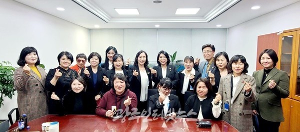 한국이주여성유권자연맹 주요 임원들이 이자스민 의원과 함께 기념 촬영을 하고 있다. (사진 제공 : 한국이주여성유권자연맹 광주지부)