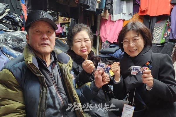 송영길 예비후보의 부인 남영신 여사(맨 오른쪽)이 시민들과 함께하고 있다. (사진 제공 : 송영길 예비후보 측)