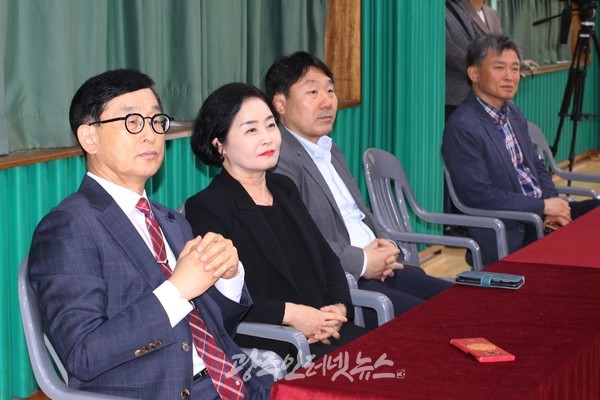 정무창 광주광역시의회 의장의 강의를 경청하는 김성률 광일고 교장, 김선자 임곡중 교장, 황경수 교감, 황준상 기획실장(왼쪽부터 차례로) 모습.