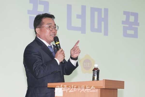 정무창 광주광역시의회 의장이 '작지만 강한 학교' 광주 광일고에서 200여 학생을 대상으로 '꿈 너머 꿈'이란 소주제의 특강을 하고 있다. (사진 제공 : 광주광역시의회)