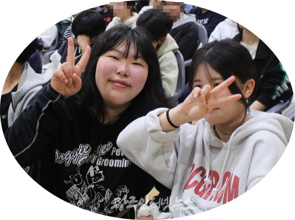 기자의 카메라를 보고 바로 포즈를 취하는 광일고등학교 여학생 모습.